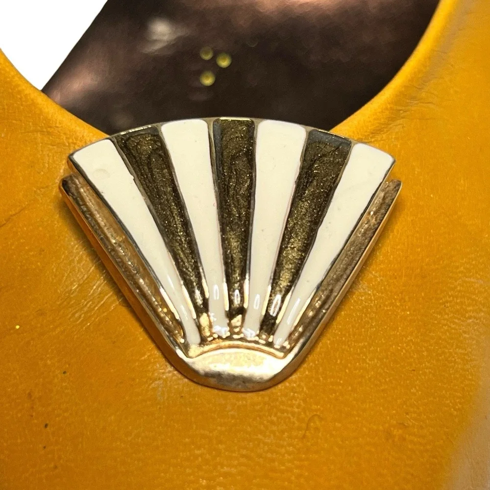Vtg Mustard Yellow Leather Pumps Sz‎ 9.5 M Art Deco Shell Detail 2.5
